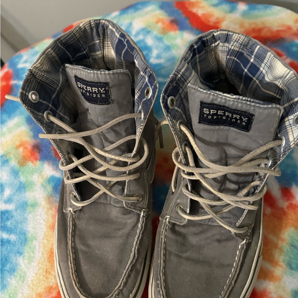 Sperry’s trendy comfy stylish docksides. Mens size 8.5